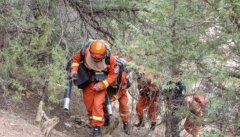驻防期间森林消防队伍开展山地水泵极限供水和架设训练