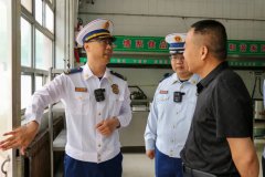 每个考场防火门上面都有个密封条加强消防安全管理
