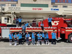 体验式学消防沉浸式消防员们的衣服让孩子们圆梦消防员