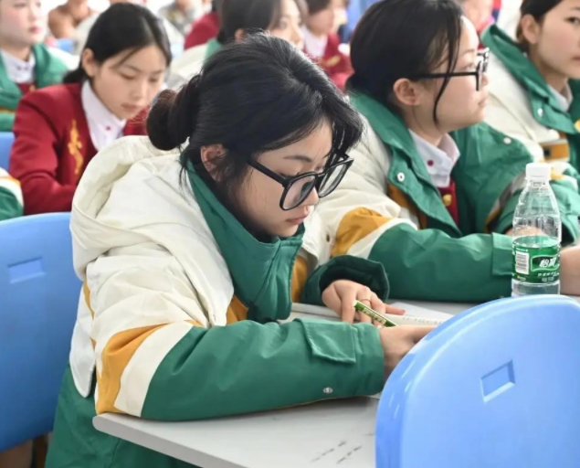 家长与周边居民暴露出教育规划与城市发展顶层设计衔接的短板 家长与周边居民暴露出教育规划与城市发展顶层设计衔接的短板