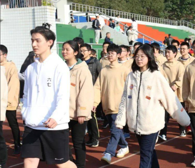定时轮换座位调整视角看护学生视力健康培育学生适应能力 定时轮换座位调整视角看护学生视力健康培育学生适应能力