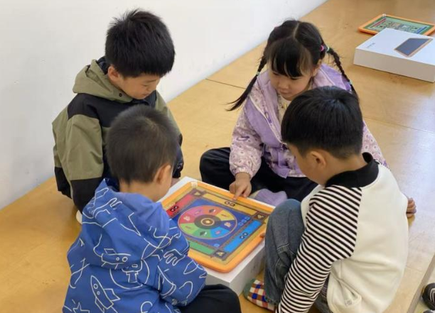 介绍到有了编程机器人的参加孩子们的交流评论愈加频繁了