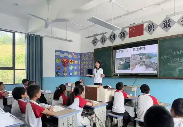 学子们用真挚与热心为的孩子们打开了一扇通往更广阔世界的窗 学子们用真挚与热心为的孩子们打开了一扇通往更广阔世界的窗